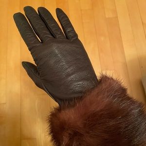 CHANEL LAMBSKIN LEATHER GLOVES W/ mink trim